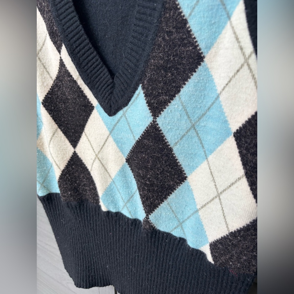 BCBGMaxAzria Cropped Fitted Angora and Wool V-neck Argyle Knit Sweater Vest - Picture 4 of 6